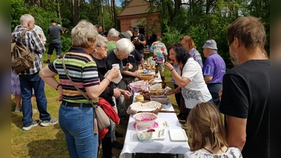 Verschiedene Sorten Brot und zahlreiche Aufstriche verkosteten die Teilnehmer des Butterbrotfestes.  (Bild: mmj)