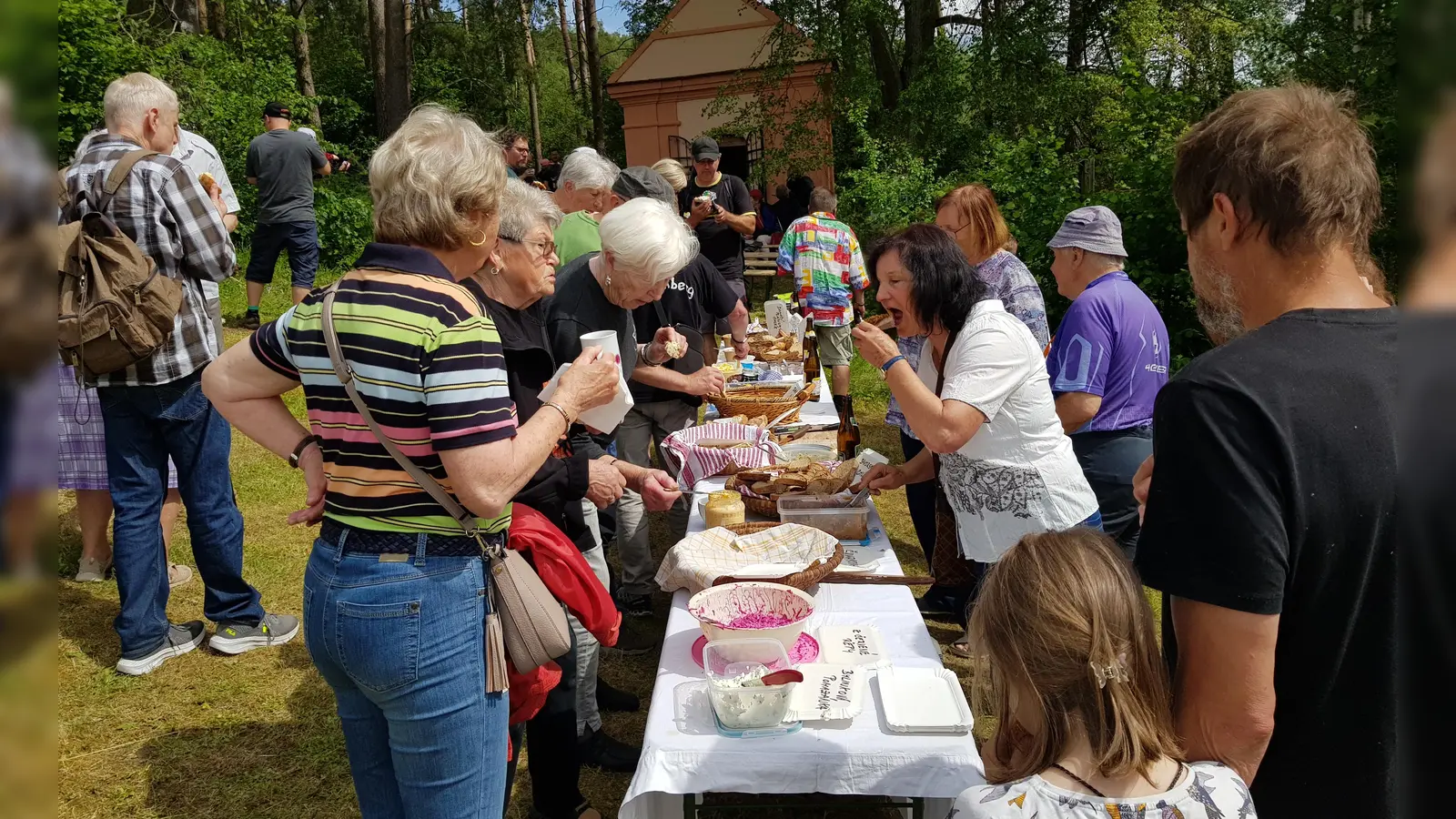 Verschiedene Sorten Brot und zahlreiche Aufstriche verkosteten die Teilnehmer des Butterbrotfestes.  (Bild: mmj)