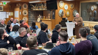 Bruder Veritas alias Thomas Waldenmayer bei seiner Rede  (Bild: Georg Regn)