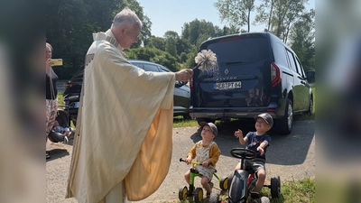 Zum Segen gab's noch eine kleine Dusche. (Bild: Brigitte Grimm)