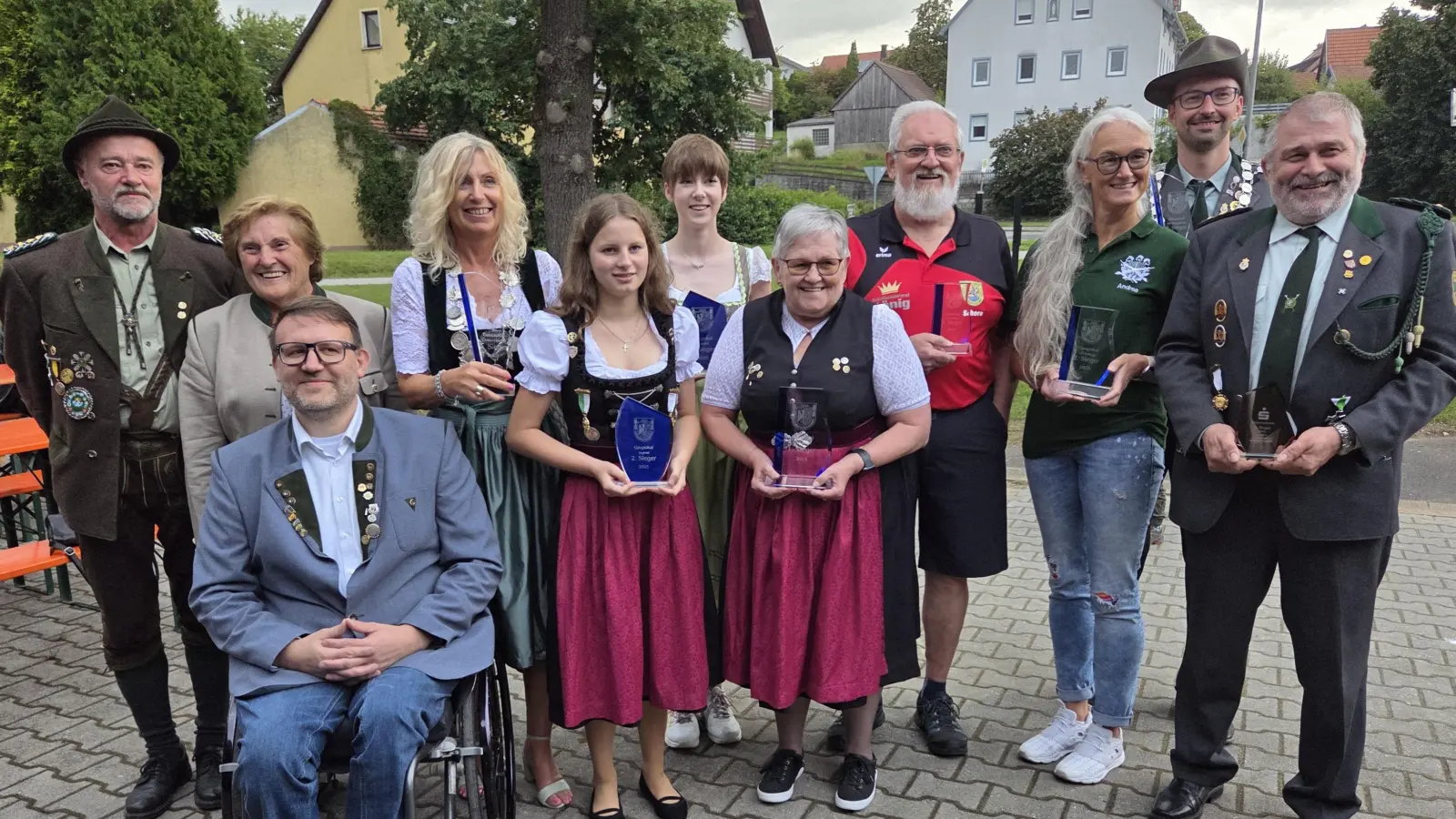 Die Mannschaftssieger des Gau- und Sparkassenpokalschießens. Mit von links 1. Gauschützenmeister Werner Wendl und 2. Vizepräsidentin des Oberpfälzer Schützenbundes Herta Zeiler. (Bild: Georg Hausmann)