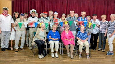 Erinnerungsbild für den Sommer mit Seniorentreffleiterin Elisabeth Schaller (rechts außen), Sänger des Shanty-Seemännerchors (zwischen drin) und Kolpingvorsitzender Michael Koller (links)<br>ller (links). (Bild: Angelika Veit )