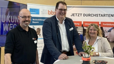 Das BBZ-Team freute sich über viele Gespräche auf der Messe: Ausbilder Otto Götzer, Betriebsleiter Michael Mändl und Weiterbildungsinitiatorin Katrin Inhofer. (Bild: Katrin Inhofer)