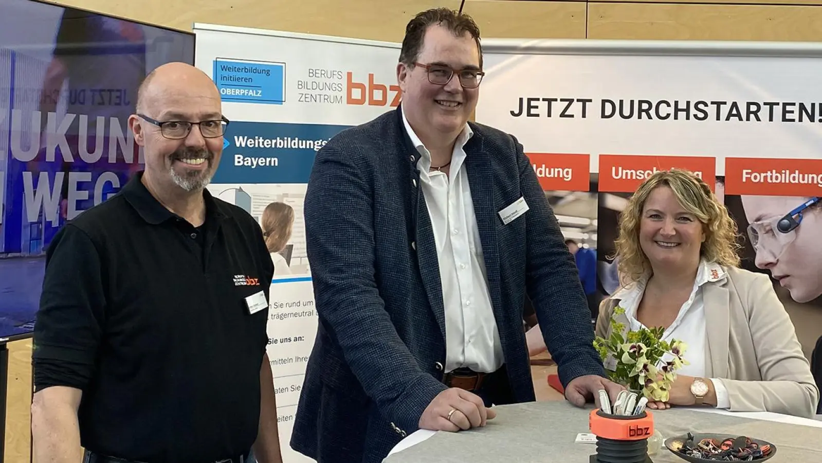 Das BBZ-Team freute sich über viele Gespräche auf der Messe: Ausbilder Otto Götzer, Betriebsleiter Michael Mändl und Weiterbildungsinitiatorin Katrin Inhofer. (Bild: Katrin Inhofer)