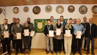 Die anwesenden Geehrten der SG Edelweiß Wolfsbach mit Erstem Schützenmeister Heiner Graf (4.v.r.) und Bürgermeister Hans Ram (r.). (Bild: Michael Rabenhofer)