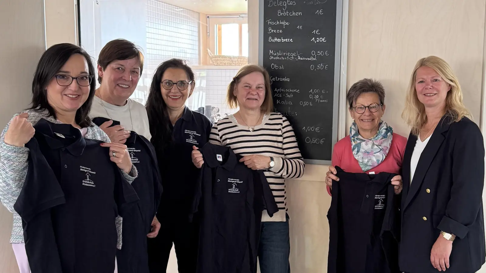 Ein Teil des Kioskteams mit Fördervereinsvorsitzender Sonja Karl Pelikan und Schulleiterin Karin Gleißner (Bild: Simone Wolff-Köstler)