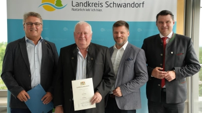 Landrat Thomas Ebeling (rechts), Peter Neumeier Bürgermeister von Schwarzenfeld (2.v.r.) und Christian Schmitz leitender Vermessungsdirektor (links) zeichnen Feldgeschworenen Josef Zweck (2.v.l) für 40 Jahre aus. (Bild: Laura Kohl)
