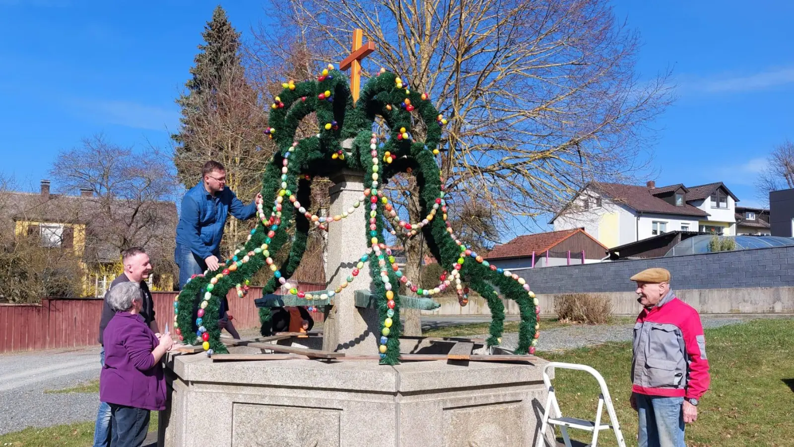 Die Freien Wähler schmücken den Waldthurner Lobkowitzbrunnen zum Osterbrunnen (Bild: Erna Gollwitzer)