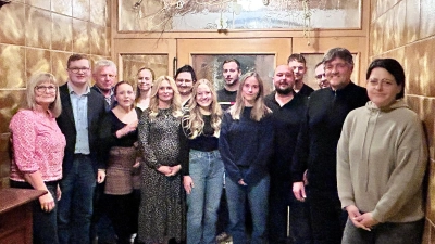 Die Junge Union hielt Jahreshauptversammlung und ehrte dabei langjährige Mitglieder. Hier zusammen mit der Vorstandschaft und den Ehrengästen der Unionsfamilie. (Bild: Christiane Mandl )