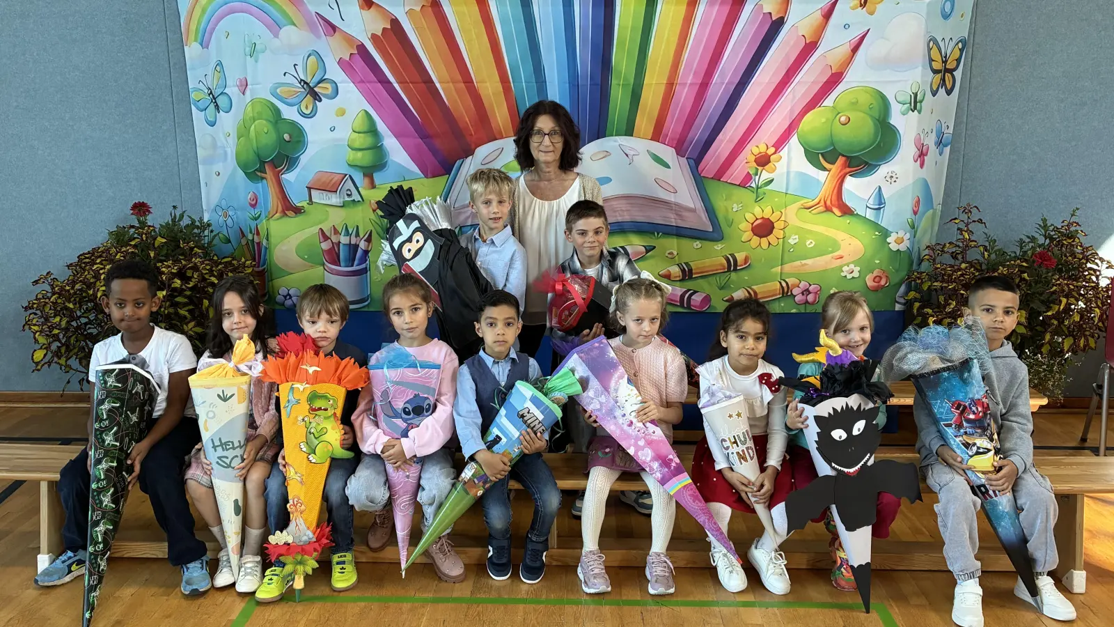 1. Schultag der Klasse 1a mit Klassenlehrerin Frau Evi Biller an der Albert-Schweitzer-Schule (Bild: Petra Fischer-Schärdel)