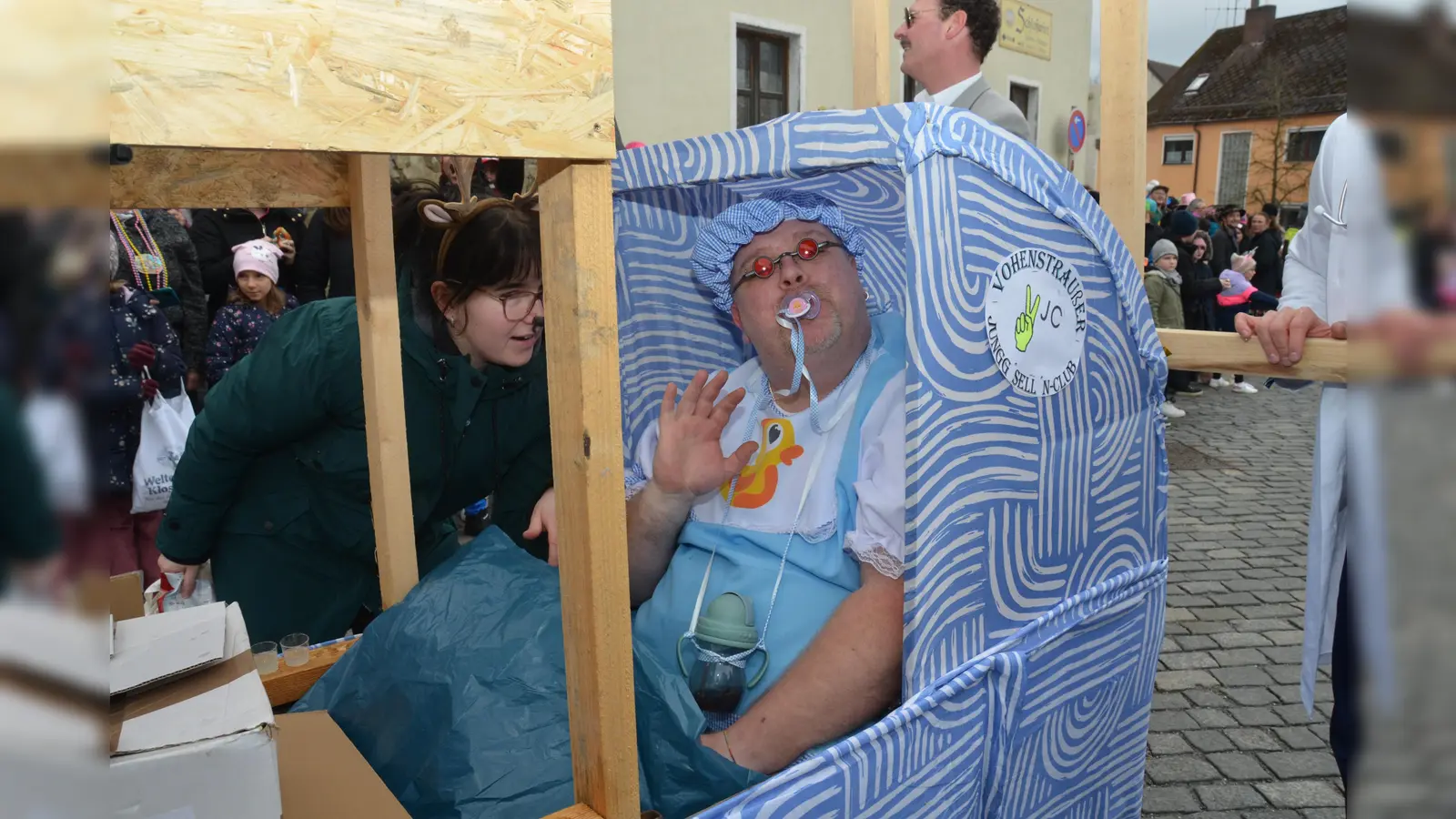 Wenn Riesenbabys in den Kinderwägen sitzen, dann ist die fünfte Jahreszeit angebrochen. (Archivbild: Elisabeth Dobmayer)