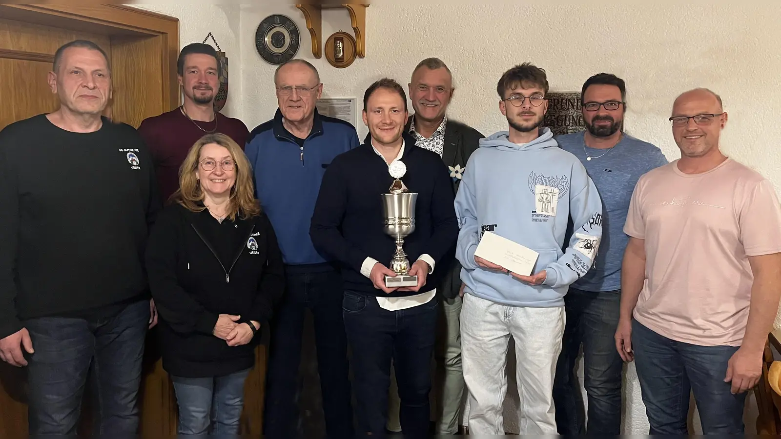 <br><br>Das Vereinskartell Weiden West führte das traditionelle Kartellschießen durch. Den ersten Platz belegte mit einem knappen Vorsprung Martin Adams von den Hundefreunden Weiden. Der zweite Platz ging an Maik Stallbaum (Hundefreunde Weiden) – 3. V re. , gefolgt von Markus Pschierer (Latscher Schnupferclub)- 2. V. re., welcher, wie schon im Vorjahr den dritten Platz belegte. (Bild: Reinhard Kreuzer)