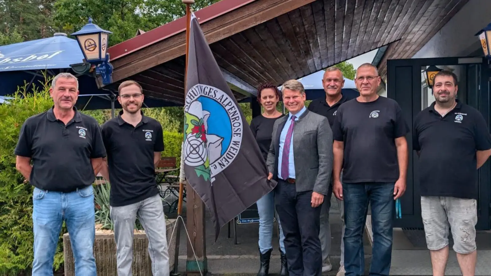 Teile der Vorstandschaft der SG Alpenrose am Tag der offenen Tür mit Dr. Benjamin Zeitler und Hans-Jürgen Gmeiner. (Bild: Hans-Jürgen Gmeiner)