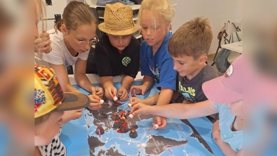 Das Ferienprogramm der Pirker Pfarrei führte die Kinder rund um den Basaltkegel Parkstein, Spannung und Basteln inklusive. (Bild: Gabriele Rupprecht)