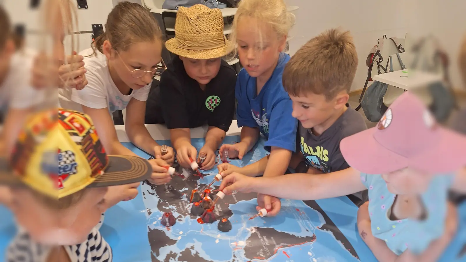 Das Ferienprogramm der Pirker Pfarrei führte die Kinder rund um den Basaltkegel Parkstein, Spannung und Basteln inklusive. (Bild: Gabriele Rupprecht)