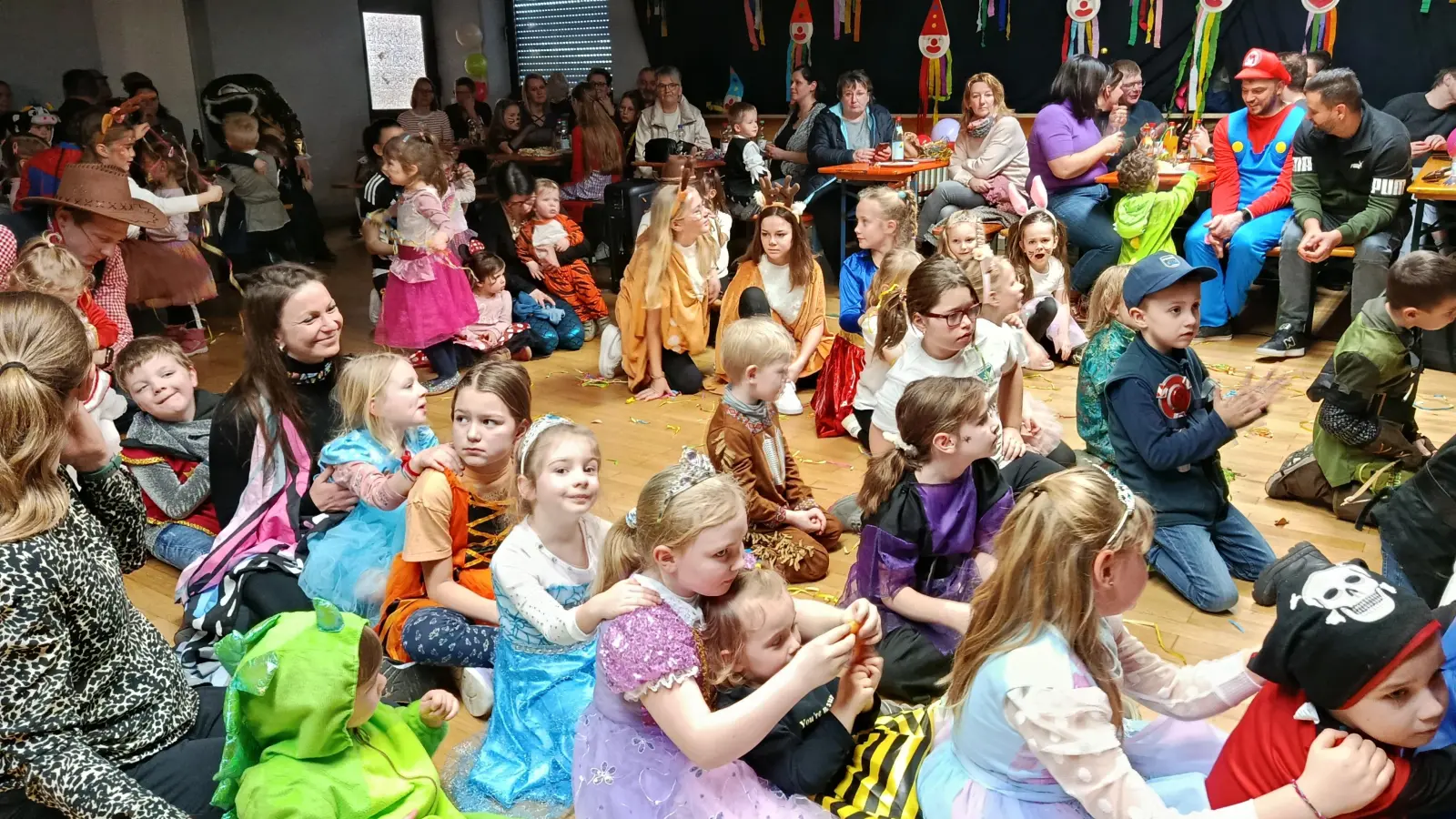 Bei vielen Spielen und Einlagen verging die Zeit wie im Flug. (Bild: Tanja Schlehuber)