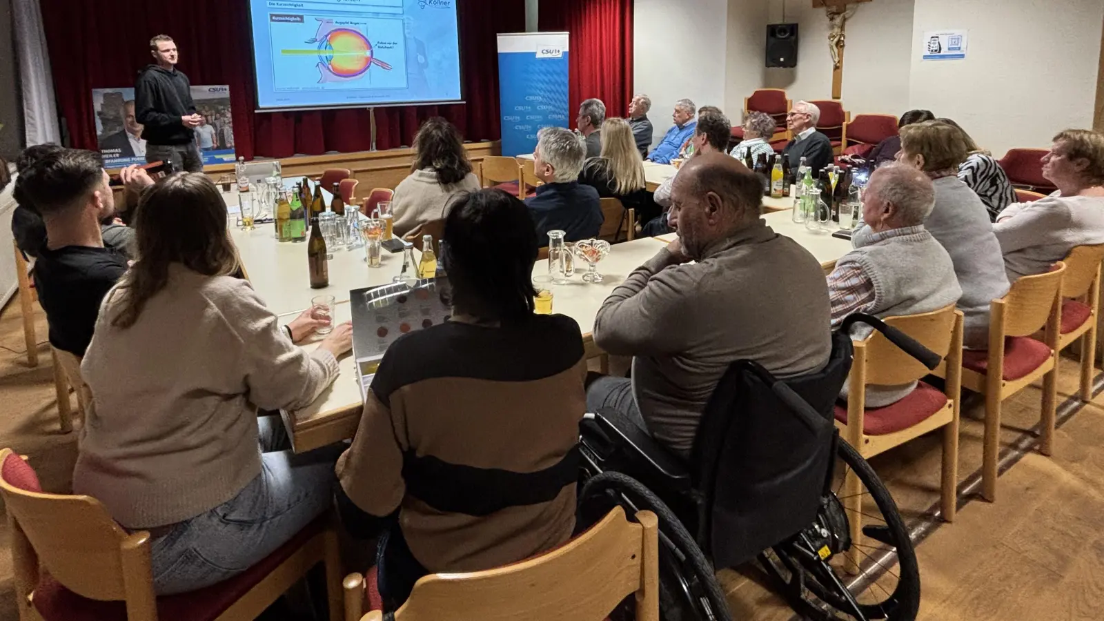 Augenoptiker- und Hörakustikermeister Michael Köllner erläutert Eingangs des Vortrages den Aufbau und die Funktionsweise des menschlichen Auges. (Bild: Christina Rosner)