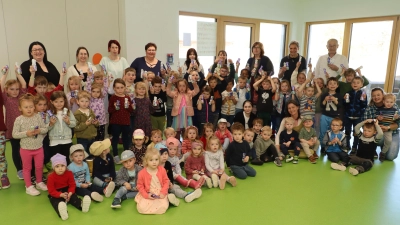 Die Osterhasenhelfer vom CSU-Ortsverband, Bürgermeister Erwin Geitner (hinten, rechts) und Zweiter Bürgermeister Josef Weinfurtner (2. von rechts, hintere Reihe) sorgten mit den mitgebrachten Schokohasen für viel Freude bei den Kindern der KiTa St. Georg Rieden. (Bild: Michael Rabenhofer)