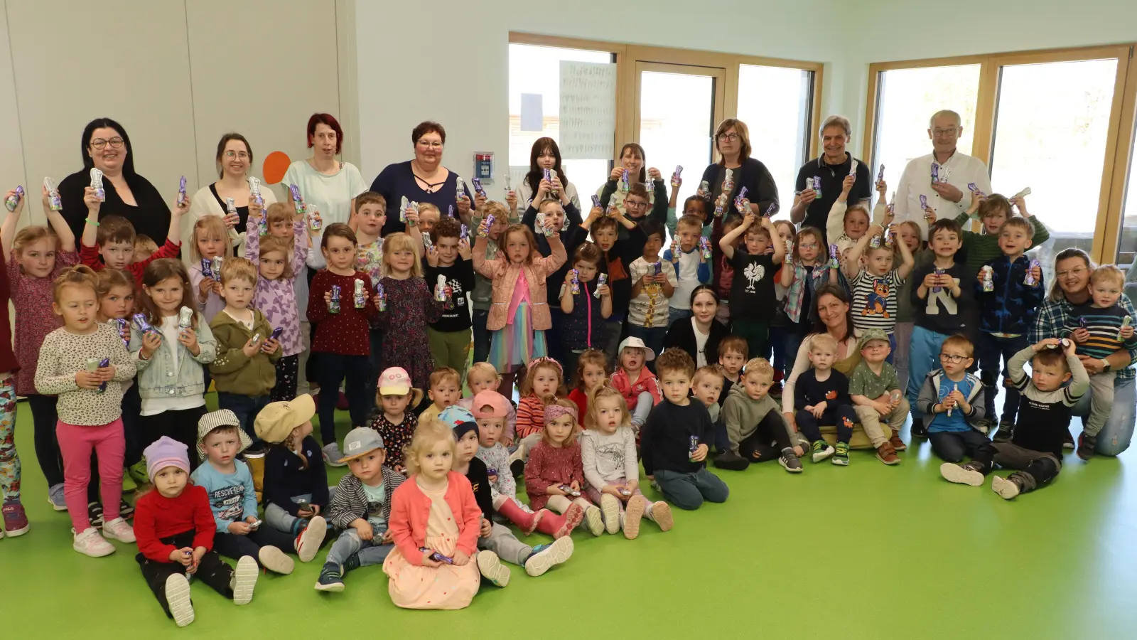 Die Osterhasenhelfer vom CSU-Ortsverband, Bürgermeister Erwin Geitner (hinten, rechts) und Zweiter Bürgermeister Josef Weinfurtner (2. von rechts, hintere Reihe) sorgten mit den mitgebrachten Schokohasen für viel Freude bei den Kindern der KiTa St. Georg Rieden. (Bild: Michael Rabenhofer)