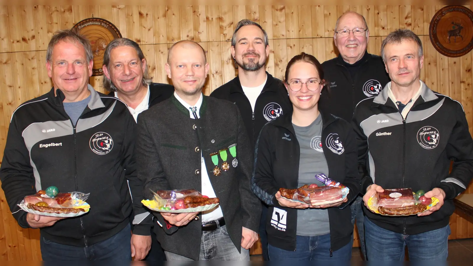 Die Gewinner (v.l.): Engelbert Sperber, Oberschützenmeister Markus Böhm, Alexej Urbanovic, Kevin Franke, Hannah Ludwig, Claus Kammholz und Günther Sperber. (Bild: Werner Koller)