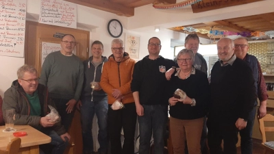 Turnierteilnehmer am 1. internen Skatturnier der Skatfreunde Mehlmeisel. Turniersieger wurde Franz Lautenbacher (2. v. Rechts) vor der Zweitplatzierten Irmgard Zaus (links daneben). (Bild: Hannes Kellner)