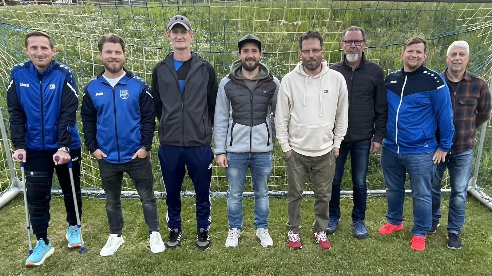 Von links; Sebastian Meier (Beisitzer), Christian Jöns (Jugendleiter), Stefan Kraus (Beisitzer), Jan Wagner (Beisitzer), Thomas Reiß (1. Abt.-Leiter), Frank Heindl (Schriftführer) Andreas Gallner (Beisitzer) Manuel Silio (2. Abt.-Leiter). Auf dem Bild fehlen: Fredi Dagner (Kassier) und Franz Schumann (Beisitzer).  (Bild: Bernhard Nittke)