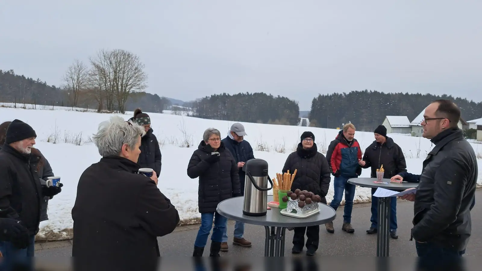 Bürgermeisterkandidat Michael Gradl (rechts) und sein Kandidatenteam stellten sich den Bürgern in Wirnsricht vor. (Bild: Waltraud Lobenhofer)