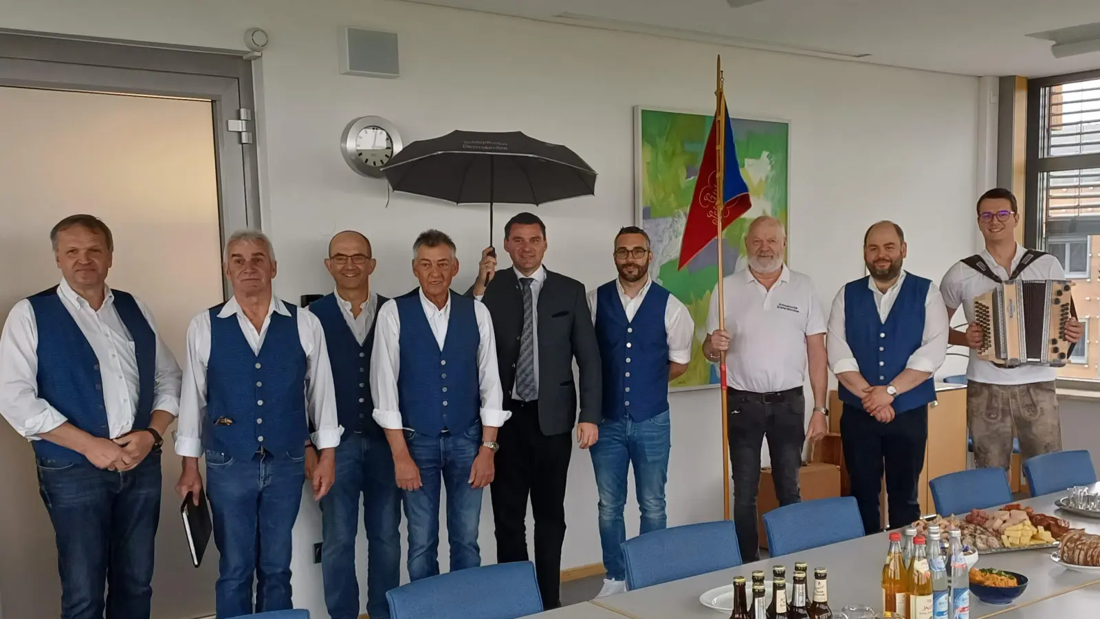 Vorstand Anton Ebenschwanger (2.von links) bat mit einigen Vorstandsmitgliedern förmlich bei Landrat Thomas Ebeling um die Schirmherrschaft zum 50-jährigen Jubiläum.  (Bild: Stefan Ebenschwanger)