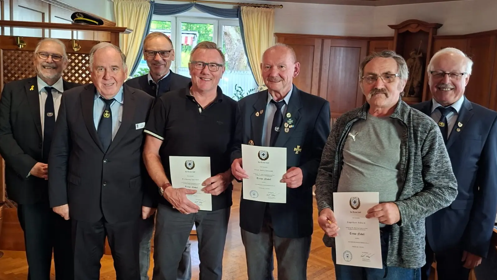 VL. Erster Vors. Gerhard Franke, Bezirksvorsitzender Horst Embacher, Bürgermeister Bernd Sommer, Wolfgang Sperber, Alois Kirschbaum, Engelbert Schack und Kreisvorsitzender Ferdinend Lienerth (Bild: Gerhard Franke)
