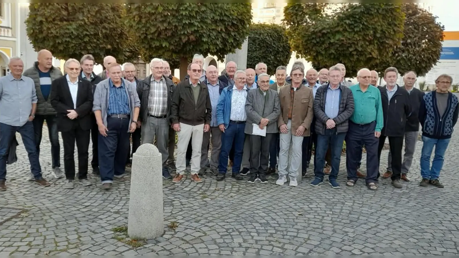 Die Teilnehmer des Klassentreffens mit Lehrer Josef Richter (vorne Mitte mit Blatt) (Bild: Reinhard Heller)
