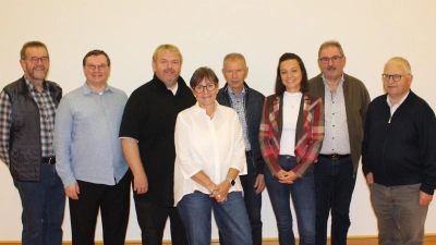 <br>Foto 03: Als neue Beisitzer wurden Pfarrer Albert Hölzl und Hans Rampf bei der Caritas Rötz gewählt. (v. links) Hans Wutz, Pfarrer Alexander Dyadychenko, Pfarrer Albert Hölzl, Heike Eidam, Hans Rampf, Franziska Rupprecht, Albert Prögler und Pfarrer Alfons Eder.<br> (Bild: Nikolaus Scherr)