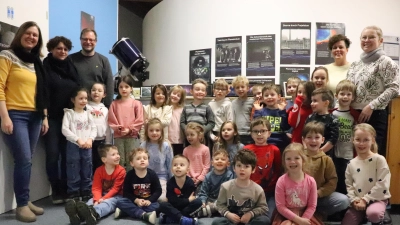 Die Kinder in der Sternwarte mit Christoph Steffens (3. von links). (Bild: Monika Steffens)