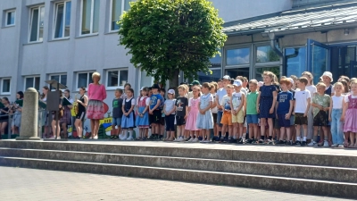 Zur Eröffnung des Maifestes sangen und tanzten die Grundschüler der Josef-Faltenbacher-Schule zur Begleitung der Bläserklassen der Mittelschule. (Bild: Kerstin Kiener)