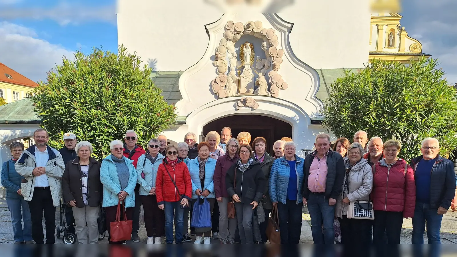 Die Pilger aus Schirmitz, Be4chtsrieth und Umgebung versammelt vor der Gnadenkappelle (Bild: Sabine Zötzl)