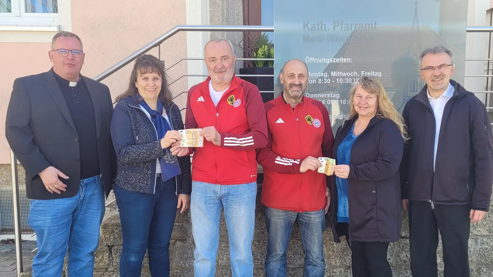 von links: Pfarrer Thomas Berthold, Heidi Banzer, Franz Bauer, Andreas Wittmann, Monika Schultes, Pfarrer Martin Besold (Bild: Manuel Otte)