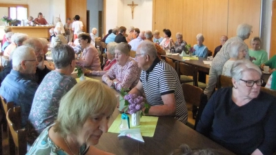 Ein sichtlich volles Ebermannsdorfer Pfarrheim spiegelt die gute Stimmung der Senioren bei der Mutter- und Vatertagsfeier wieder. (Bild: Michael Götz)