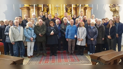 Stadtpfarrer Thomas Kopp feierte mit 18 Jubelpaaren, die sich vor 15, 20, 25, 30, 35, 40, 50, 55 oder 65 Jahren vor Gott das Jawort gegeben haben, Gottesdienst in St. Georg. (Bild: Martin Staffe)