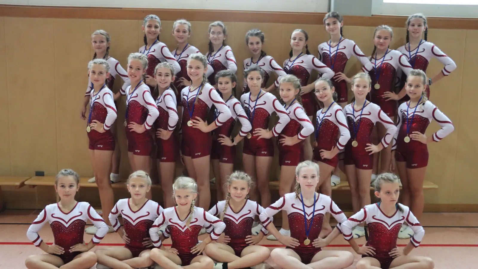 Die Teams WK13-WK15 der Turngemeinschaft Tirschenreuth beim Bayernpokal Gauentscheid im Gerätturnen in Erbendorf. (Bild: Julia Ritter)