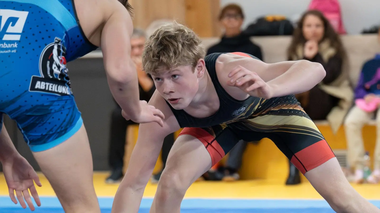 Auf dem Foto ist Elias König im roten Trikot. (Bild: Leon Klausig )