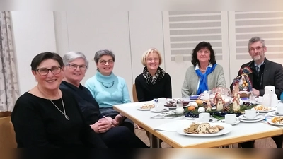 Vorstandsteam Inge Daller, Maria Kraus, Luzia Stingl, Anneliese Pilarski, Erna Märkl mit geistl. Beirat Pfarrer Helmut Brügel (Bild: Anita Hartmann)