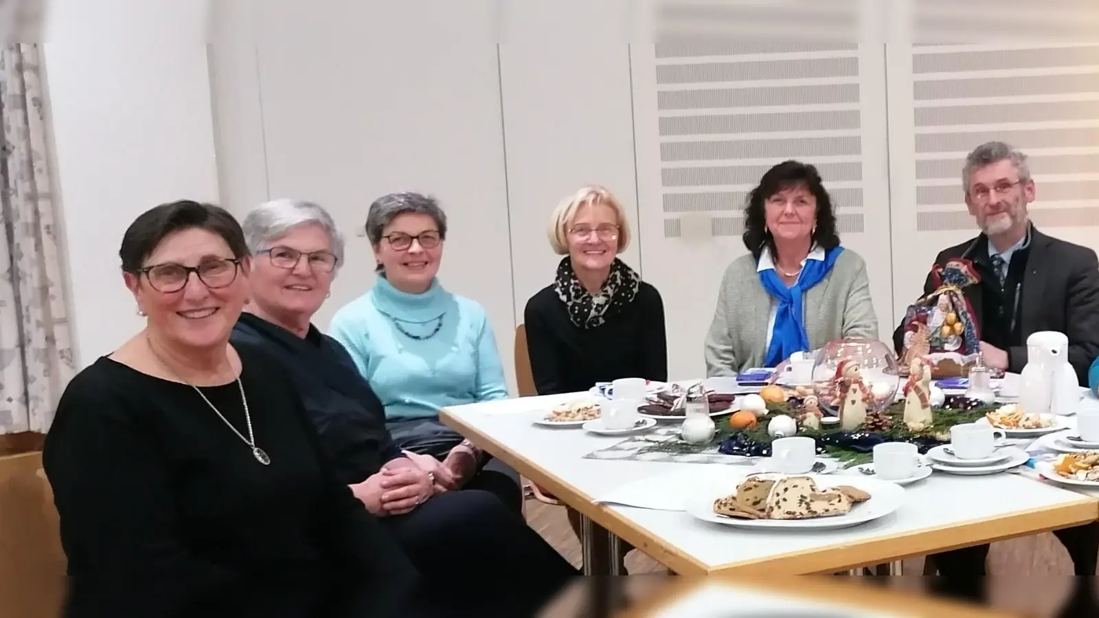 Vorstandsteam Inge Daller, Maria Kraus, Luzia Stingl, Anneliese Pilarski, Erna Märkl mit geistl. Beirat Pfarrer Helmut Brügel (Bild: Anita Hartmann)