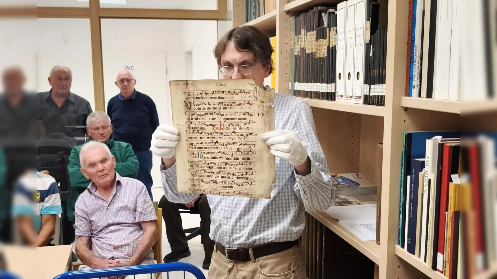 Die Fragen der interessierten Besucher konnte Archivar Gotthard Kemmether anhand geeignete Dokumente kompetent beantworten. (Bild: Walter Elberskirch)