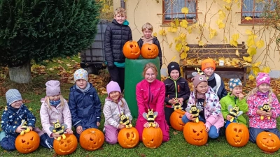 Die Kinder der ersten Gruppe präsentieren stolz ihre selbstgeschnitzten Kürbisse beim OGV Vilshofen-Rieden (Bild: Ramona Rödl)
