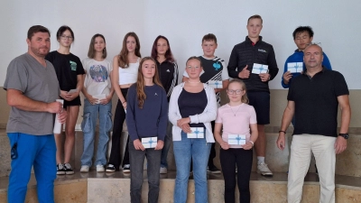 Die Klassenbesten der Wirtschaftsschule Eschenbach wurden von StD Mario Wenzl (links) und StD Bernhard Miedl (rechts) ausgezeichnet. (Bild: Nadine Paulus)