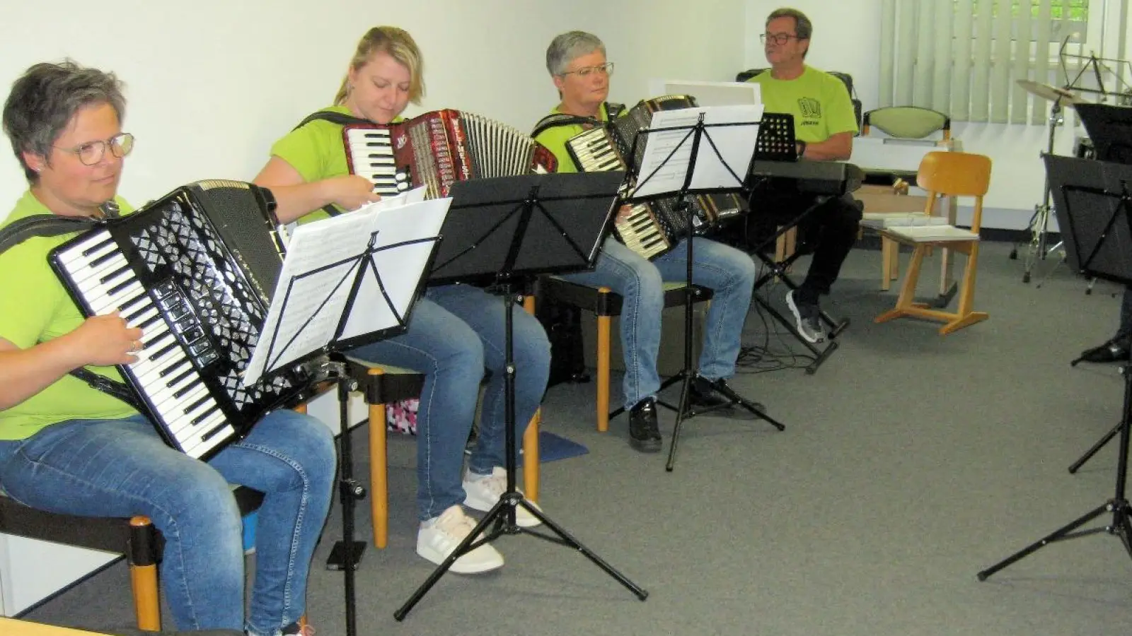 Mit Medleys und Evergreens begeistert das Akkordeon-Orchester unter Jürgen Eckert (Vierter von links). (Bild: Karl Wildenauer)