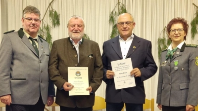 2. Schützenmeister Johannes Rupprecht, Hartmut Schendzielorz, Walter Dotzler, 1. Schützenmeisterin Annette Rauscher. (Bild: Inge Siegert)