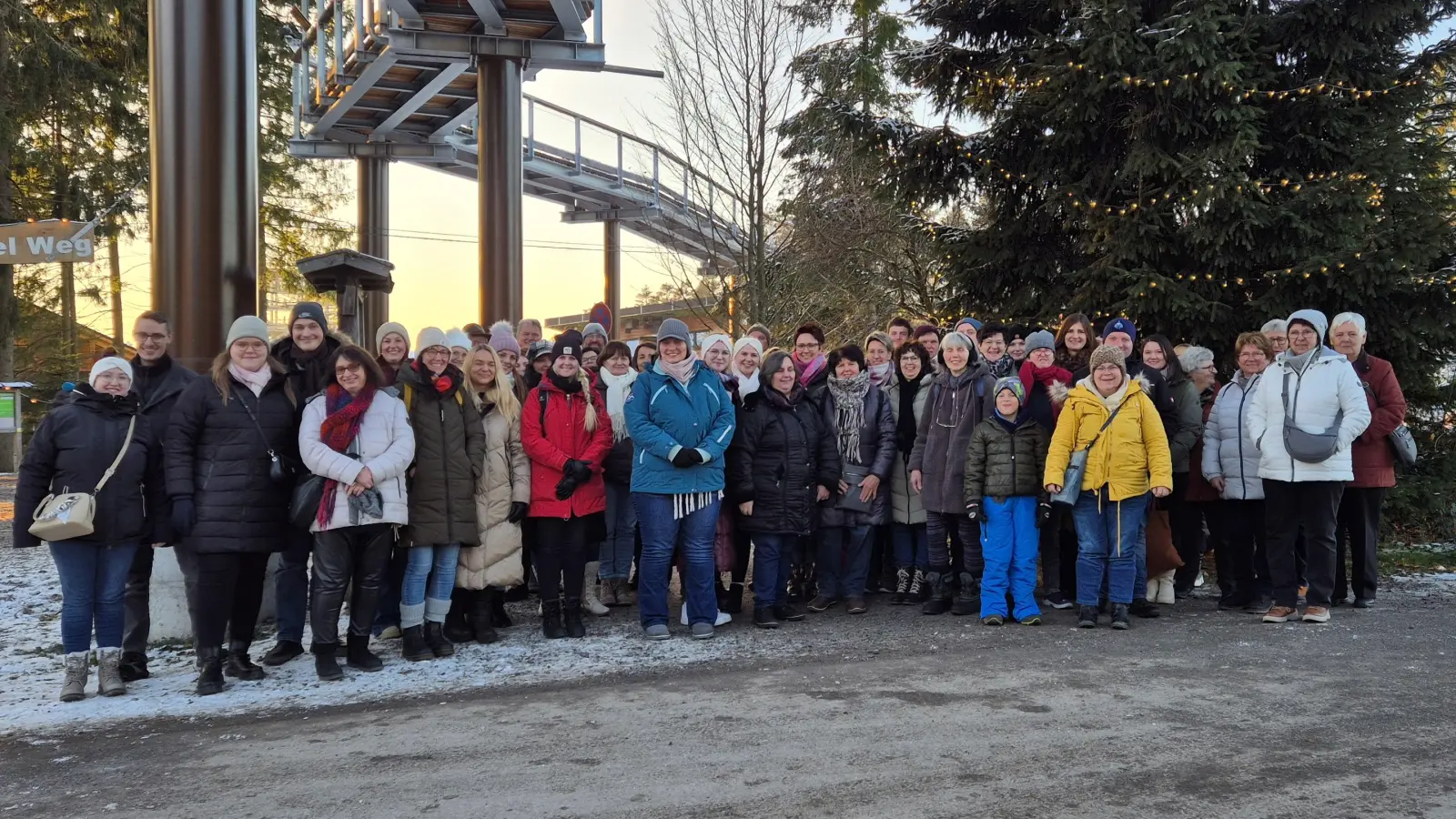 Gruppenbild vorm Weihnachtsmarkt in St. Englmar (Bild: Rebecca König)