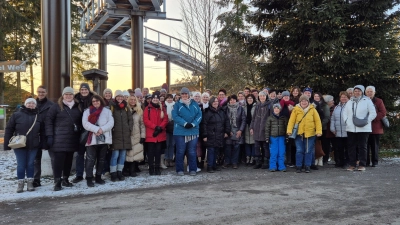 Gruppenbild vorm Weihnachtsmarkt in St. Englmar (Bild: Rebecca König)