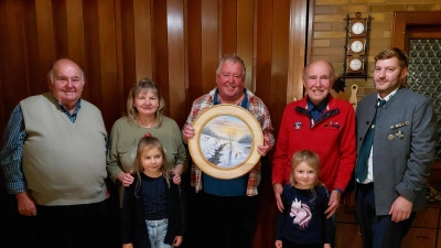 von links: Manfred Pirner, Margit Niebler, Ernst Schleicher, Bernd Rösch, Martin Pickel<br>vorne: Marie und Lena Pickel (Bild: Sibylle Rubenbauer)
