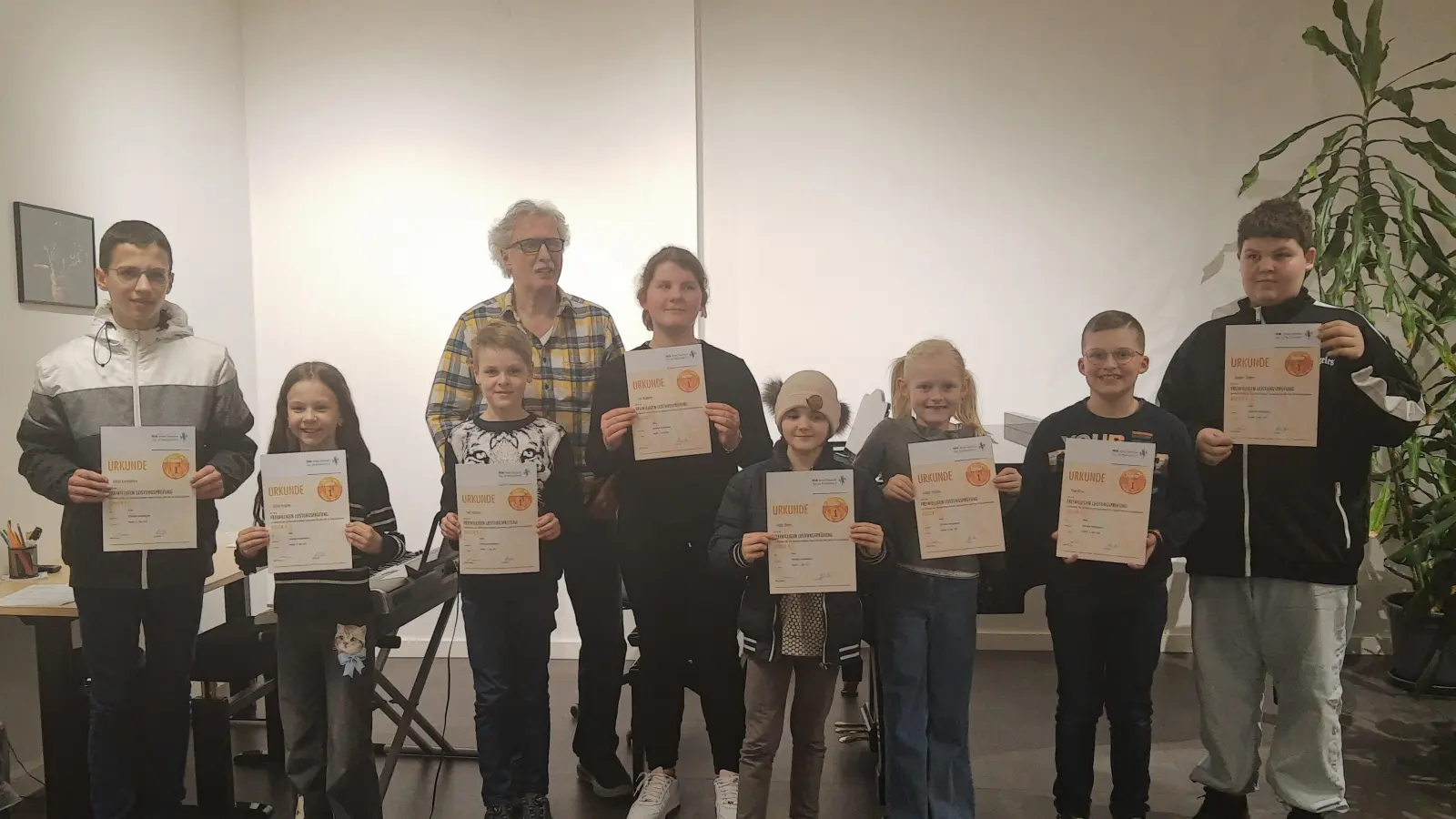 Schüler der Musikschule VierStädtedreieck erhalten Junior 1 Abzeichen. (Bild: Hartmut Gebelein)